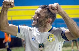 Antonio Bareiro, en el festejo de un gol para el Deportivo Capiatá.