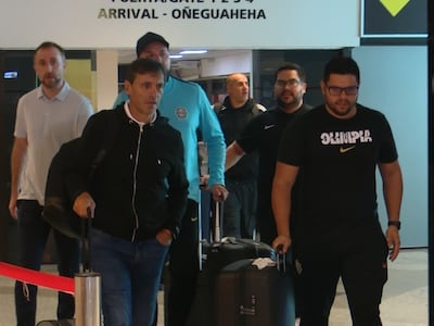 El argentino Fabián Bustos (i), nuevo entrenador de Olimpia, después de aterrizar en el Aeropuerto Internacional Silvio Pettirossi, en Asunción, Paraguay.
