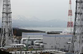 La compañía eléctrica japonesa TEPCO (Tokyo Electric Power Company) volvió a reactivar este lunes la planta nuclear de Kashiwazaki-Kariwa (KK), la mayor del mundo por capacidad y clausurada en 2011 tras el accidente en Fukushima, un reinicio que fue suspendido el pasado enero después de que saltara una alarma. La empresa planea aumentar gradualmente la cantidad de energía generada en Kashiwazaki-Kariwa hasta retomar las operaciones comerciales a partir del 18 de marzo. En la imagen de archivo, los edificios con los reactores unidad 1 y 2.