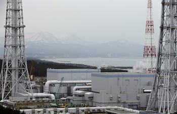 TOKIO, 09/02/2026.- La compañía eléctrica japonesa TEPCO (Tokyo Electric Power Company) volvió a reactivar este lunes la planta nuclear de Kashiwazaki-Kariwa (KK), la mayor del mundo por capacidad y clausurada en 2011 tras el accidente en Fukushima, un reinicio que fue suspendido el pasado enero después de que saltara una alarma. La empresa planea aumentar gradualmente la cantidad de energía generada en Kashiwazaki-Kariwa hasta retomar las operaciones comerciales a partir del 18 de marzo. En la imagen de archivo, los edificios con los reactores unidad 1 y 2. EFE/ Kimimasa Mayama