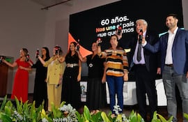 Directivos de Paresa brindaron por los 60 años de la empresa y el lanzamiento de la nueva publicidad.