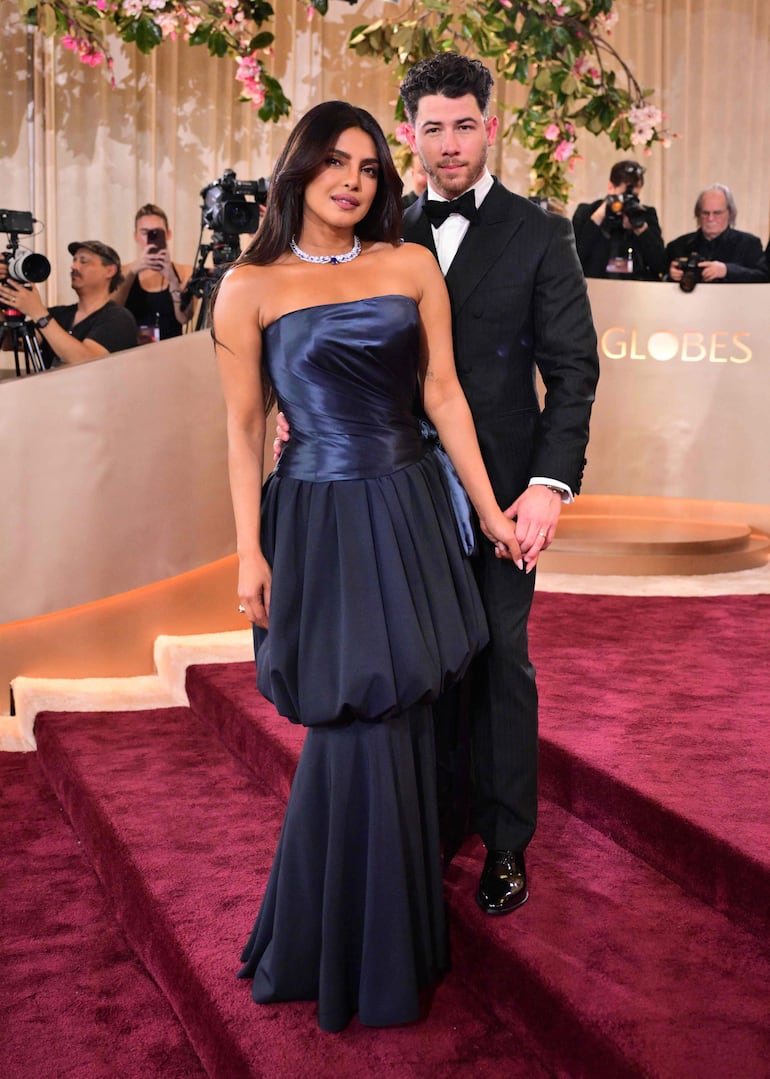 ¡Elegantísimos! La actriz y modelo india Priyanka Chopra y el cantante estadounidense Nick Jonas asistieron a la 83.ª edición de los Premios Globo de Oro en el hotel Beverly Hilton. (Frederic J. Brown / AFP) 