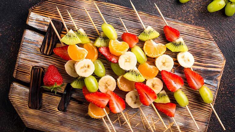 Brochettas de frutas.