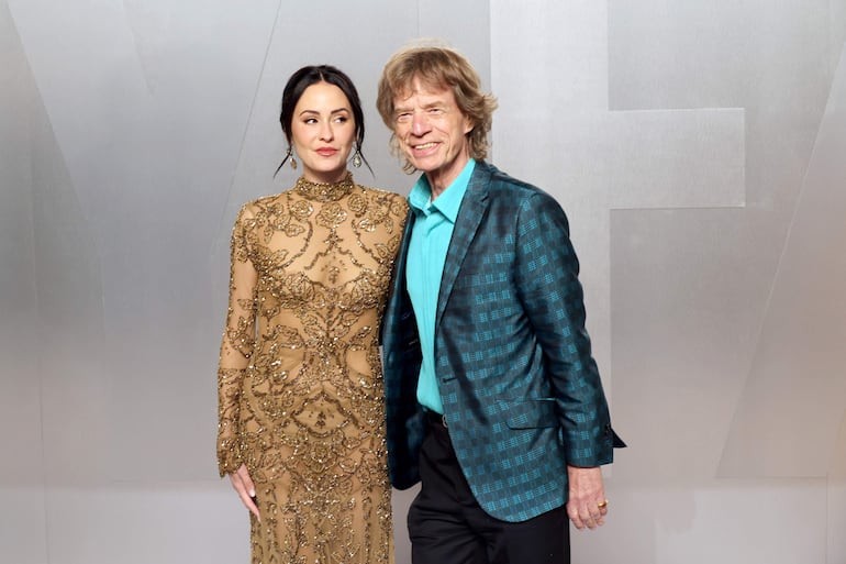 Melanie Hamrick y Mick Jagger a su arribo a la fiesta de los Óscar de Vanity Fair 2026 tras la 98.ª ceremonia anual de los Premios de la Academia en el LACMA de Los Ángeles. (EFE/EPA/NINA PROMMER)
