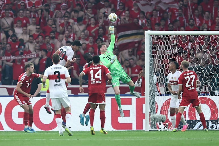 BERLIN (Germany), 23/05/2026.- Goalkeeper Jonas Urbig of Munich saves during the German DFB Cup final soccer match between Bayern Munich and VfB Stuttgart in Berlin, Germany, 23 May 2026. (Alemania) EFE/EPA/RONALD WITTEK CONDITIONS - ATTENTION: The DFB regulations prohibit any use of photographs as image sequences and/or quasi-video.
