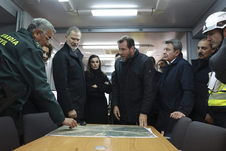 Los reyes, Felipe y Letizia, han visitado ayer martes el Puesto de Mando Avanzado en Adamuz (Córdoba), donde han sido informados con detalle de las labores de rescate y búsqueda que se han llevado a cabo tras el accidente ferroviario que implicó a dos trenes un Iryo y un Alvia. (EFE/ Casa de S.M. el Rey en su cuenta oficial de la red X)
