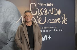 El cantante Alejandro Sanz posa para los medios durante el pase gráfico del estreno de su serie documental "Cuando nadie me ve", este martes en Madrid.