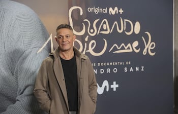 El cantante Alejandro Sanz posa para los medios durante el pase gráfico del estreno de su serie documental "Cuando nadie me ve", este martes en Madrid.