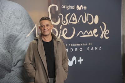 El cantante Alejandro Sanz posa para los medios durante el pase gráfico del estreno de su serie documental "Cuando nadie me ve", este martes en Madrid.