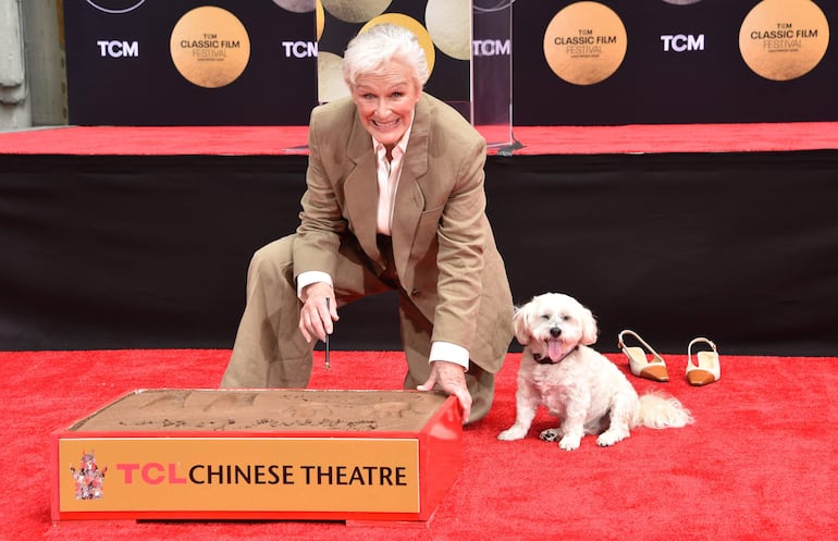 ¡Feliz! Glenn Close junto a Sir Pippin of Beanfield en el Teatro Chino TCL. (Chris Delmas / AFP)