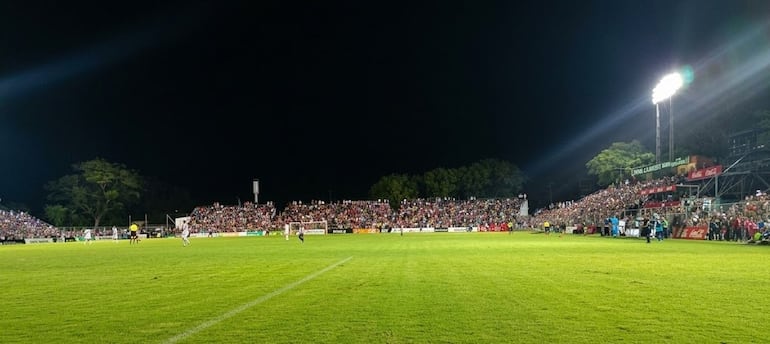 El público del Deportivo Santaní cumplió y el equipo, también. El Albinegro del departamento de San Pedro encamina su regreso al círculo privilegiado.