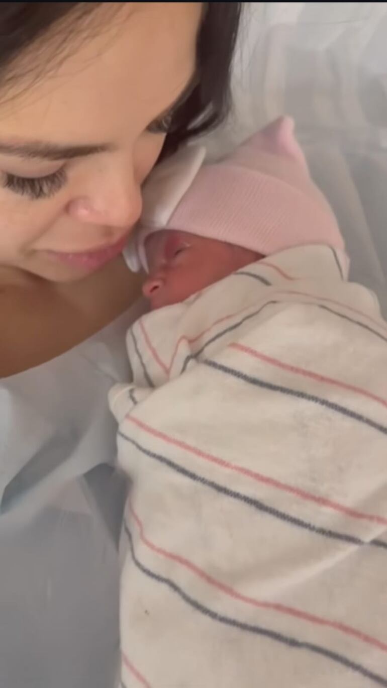 Natti Natasha con la recién nacida Dominique Isabelle. (Instagram/Natti Natasha)