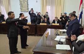 Ovidio Cuevas juró como intendente de Villarrica.