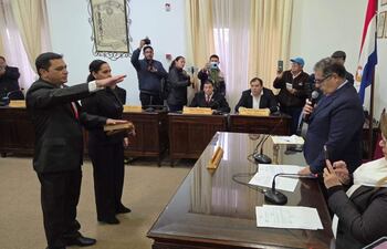Ovidio Cuevas juró como intendente de Villarrica.