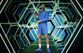 El tenista serbio Novak Djokovic posa con el trofeo tras ganar su último partido contra el búlgaro Grigor Dimitrov en el Masters de París, este domingo.