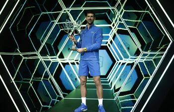 El tenista serbio Novak Djokovic posa con el trofeo tras ganar su último partido contra el búlgaro Grigor Dimitrov en el Masters de París, este domingo.