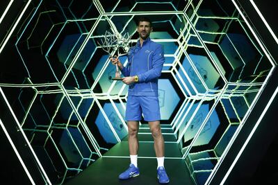 El tenista serbio Novak Djokovic posa con el trofeo tras ganar su último partido contra el búlgaro Grigor Dimitrov en el Masters de París, este domingo.