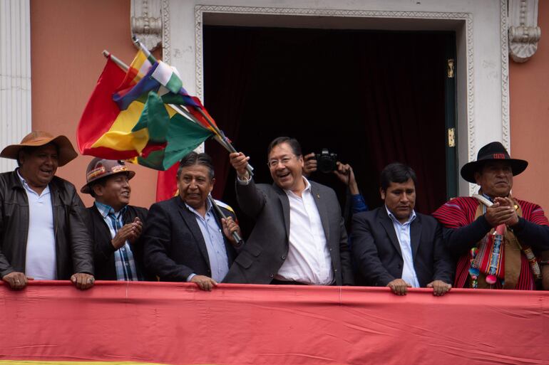  El presidente de Bolivia, Luis Arce (c), y el vicepresidente David Choquehuanca (c-i), participan en las celebraciones por el Día del Estado Plurinacional, en La Paz (Bolivia). 