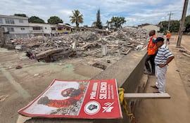 Personas observan escombros del edificio Torres del Limonar este sábado, afectado por el terremoto del 10 de agosto, en Cali (Colombia). En los 46 puntos donde edificaciones colapsaron tras el terremoto de magnitud 7,4 que sacudió a Cali, ya no se buscan sobrevivientes, ahora la maquinaria que durante días removió toneladas de concreto y hierro trabaja en otra tarea: retirar los restos de una ciudad golpeada por la tragedia y abrir paso a la reconstrucción. EFE