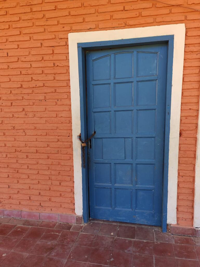 Se utilizan varios candados en la escuela, pero estos son fácilmente vulnerados o destrozados.