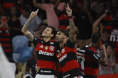 El artillero Pedro y el mundialista Lucas Paquetá celebran el tanto del "goleador reverencia", en la victoria del Flamengo sobre Estudiantes de La Plata 1-0, en el Maracaná de Río de Janeiro.