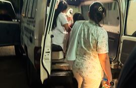 Momento que la menor de 15 años es trasladada al Hospital de Trauma.