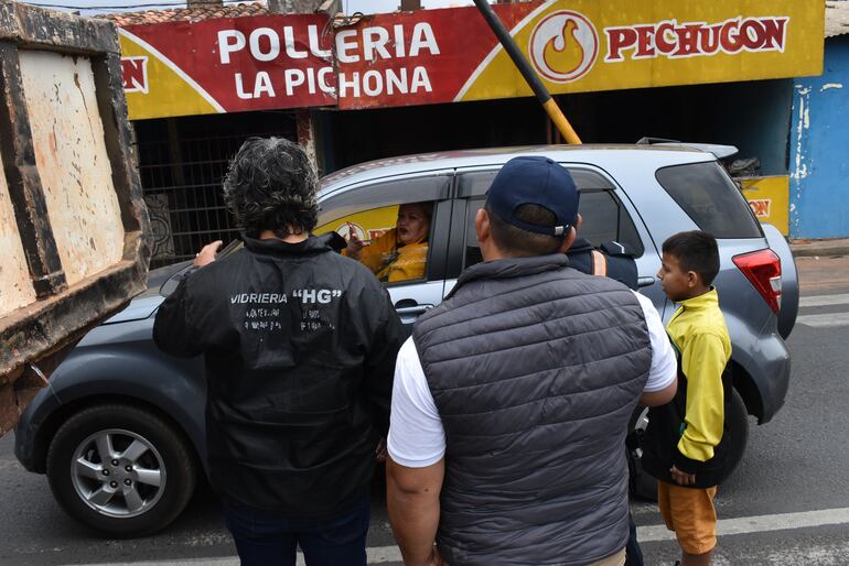 Una conductora recrimina a los manifestantes y exigió despejar la vía, pero los afectados indicaron que la medida era justa y es un clamor popular.