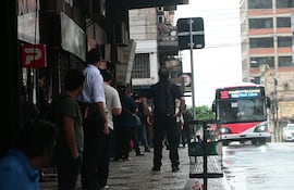 Usuarios ya sufren las reguladas de buses.