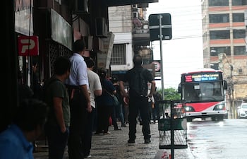 Usuarios ya sufren las reguladas de buses.