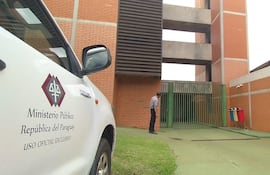 La comitiva fiscal se constituyó en el hospital para iniciar la invesigación.
