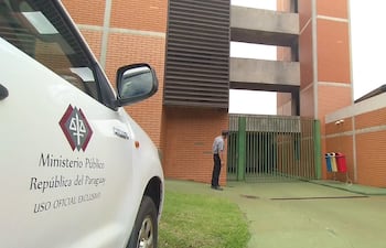 La comitiva fiscal se constituyó en el hospital para iniciar la invesigación.