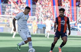 Hugo Fernández (i), futbolista de Libertad, disputa el balón en un partido ante Cerro Porteño por la fecha 21 del torneo Clausura 2025 de la Primera División de Paraguay en el estadio La Nueva Olla, en Asunción, Paraguay.