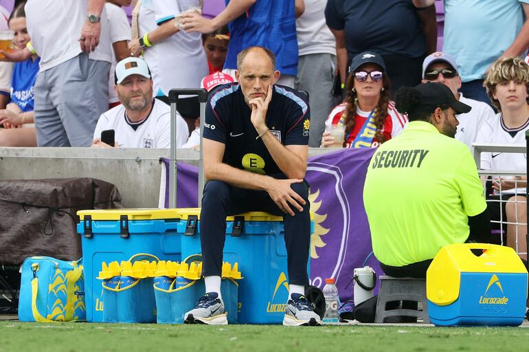 Thomas Tuchel, seleccionador de Inglaterra, reacciona durante el partido amistoso internacional entre Inglaterra y Costa Rica en el Estadio Inter&Co, en Orlando, Florida.
