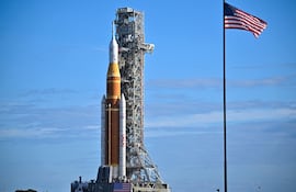 Fotografía de archivo. El cohete Space Launch System de la misión Artemis II de la NASA, junto a la nave Orion, es trasladado desde el edificio de ensamblaje de vehículos hacia la plataforma de lanzamiento 39B en el Centro Espacial Kennedy, el 17 de enero de 2026, de cara a la misión tripulada alrededor de la Luna.