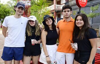 Martín Giralt, Valentina Ocampos, Micaela Teixido, Jesús Centurión y Giovanna Amaini.