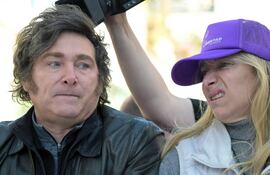 El presidente de Argentina, Javier Milei (i) junto a su hermana y secretaria general de la presidencia, Karina Milei.