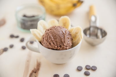 Helado de manteca de maní, chocolate y banana.