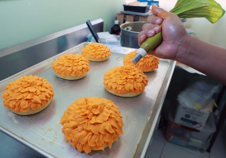 El repostero Jonathan Barrera prepara alimentos con forma de flor de cempasúchil, en Ciudad de México (México).