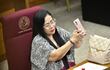La senadora aliada del cartismo Norma Aquino (alias Yami Nal), se toma una selfie durante la sesión en la que se discute la pérdida de investidura de su colega Katty González (PEN).
