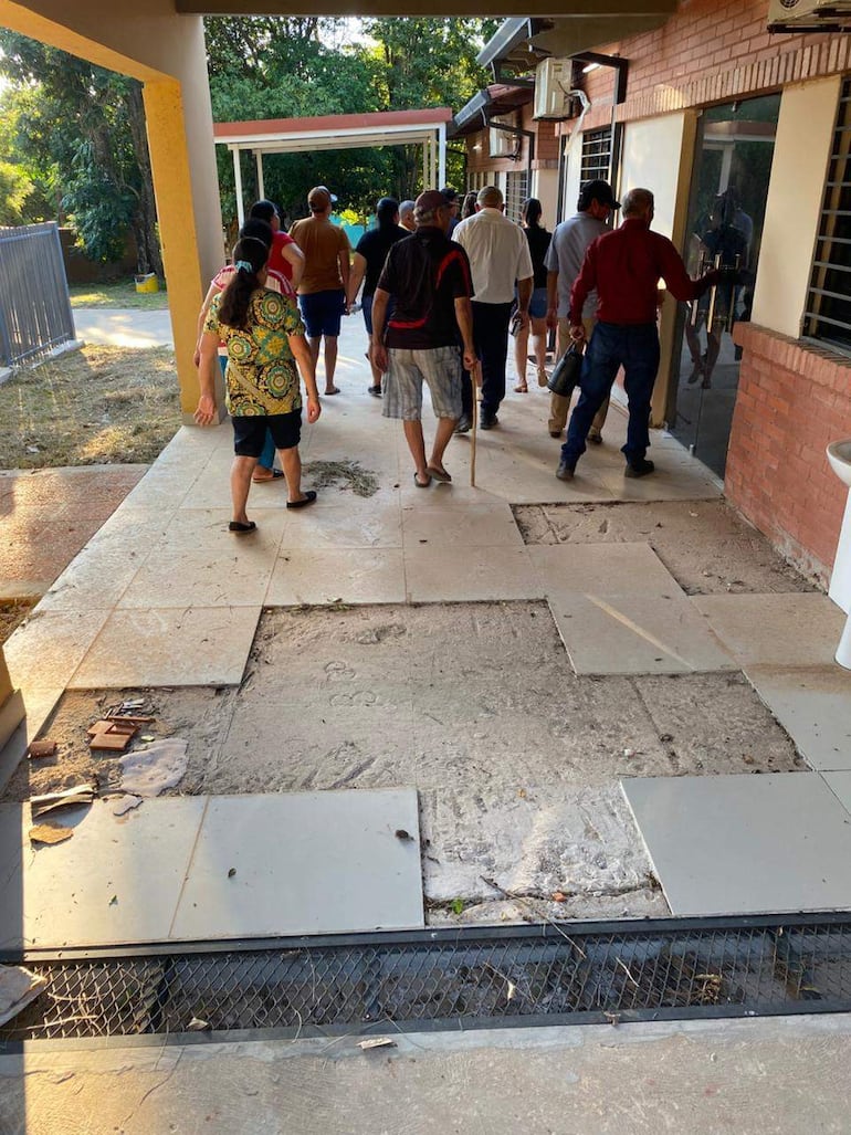 En la compañía Costa Irala, los lugareños ingresaron al predio de la futura Unidad de Salud de la Familia (USF) para verificar el avance de la obra y analizar la posibilidad de culminar la construcción.