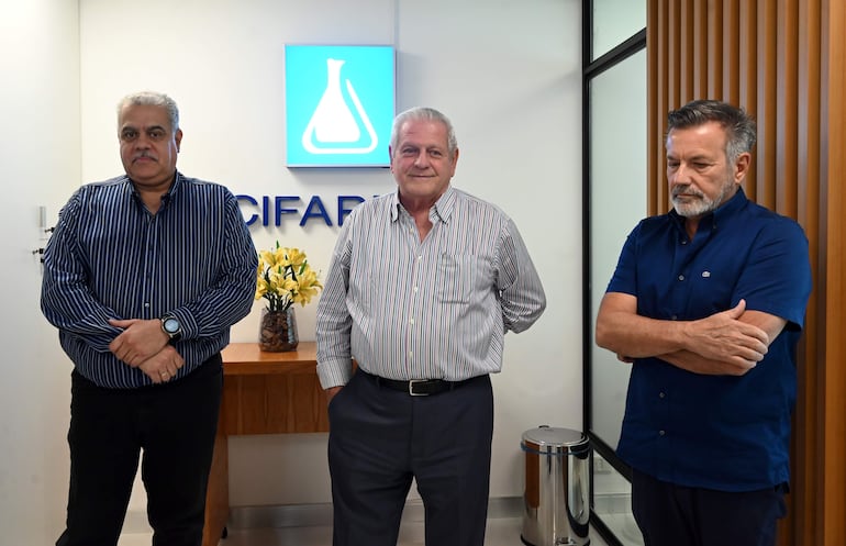 Luis Ávila con otros representantes de farmacéuticas proveedoras del IPS.