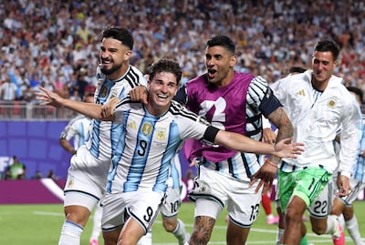 Julián Álvarez de Argentina celebra con sus compañeros de equipo tras anotar el segundo gol de su equipo durante el partido de cuartos de final de la Copa Mundial de la FIFA 2026 entre Argentina y Suiza en el Kansas City Stadium, en Kansas City.