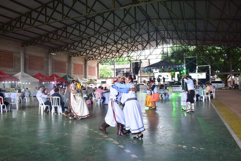 La Agrupación Gauchito Gil de Asunción, bailaron al son del chamamé.