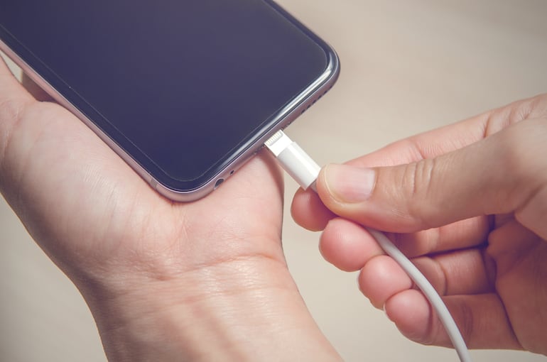 Carga de celular, imagen ilustrativa.