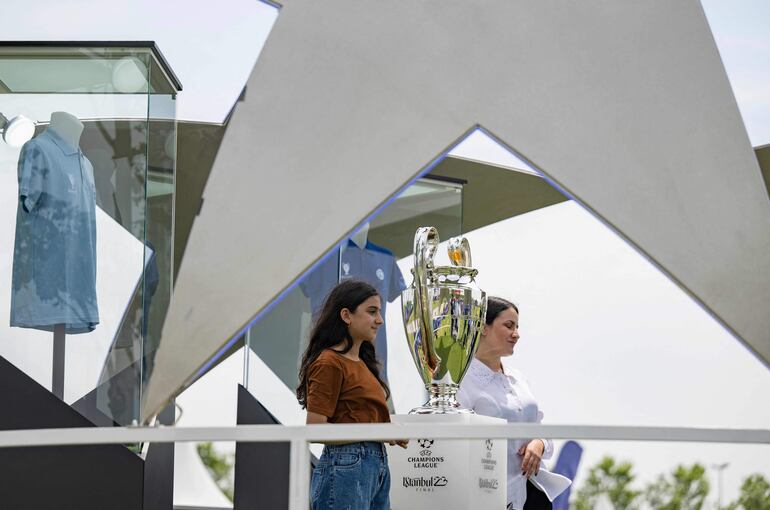 El trofeo de la Champions League en la sede de la final Manchester City vs. Inter en Estambul. 