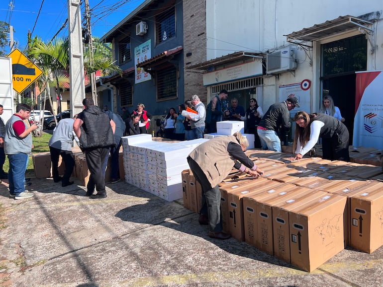 Se están acomodando y organizando las máquinas de votación para luego ser distribuidas en las distintas ciudades de Cordillera.