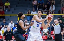 El olimpista Charles Hinkle, goleador de la noche con 24 puntos, que no bastaron para la victoria contra el CD Jorge Guzmán.