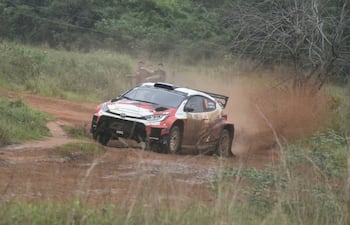 Bajo estas condiciones se corrió hoy en el Rally de Paraguarí. Ale Galanti y Marcelo Toyotoshi, con el Toyota GR Yaris Rally2, comandan las acciones al cierre de la primera jornada.
