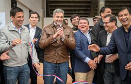 Mario Abdo Benítez (c) y Silvio Ovelar (1° de la der.) ayer en la ciudad de Caaguazú.