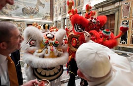 El papa Francisco recibe a una delegación chino.italiana en el Vaticano.